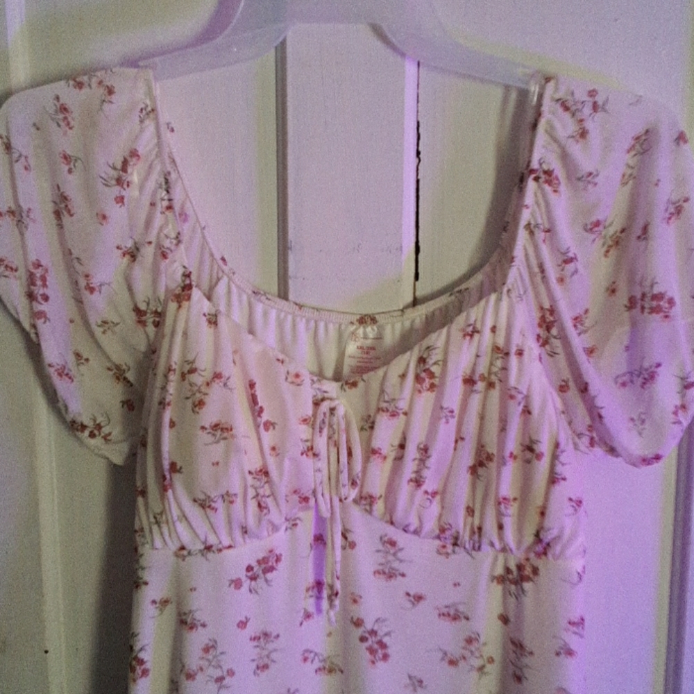 A beautiful off white flowered dress 2x